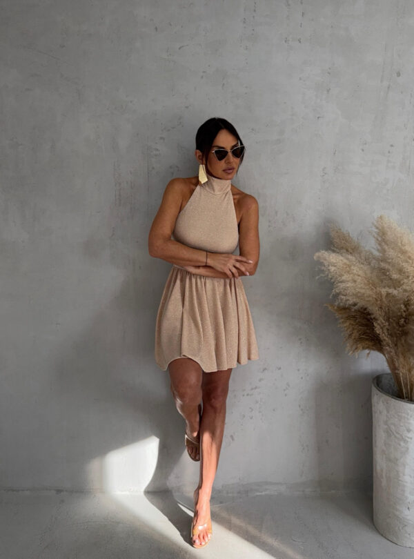 Mini svetlucava bež haljinica sa lepršavom suknjom i rolka kragnom