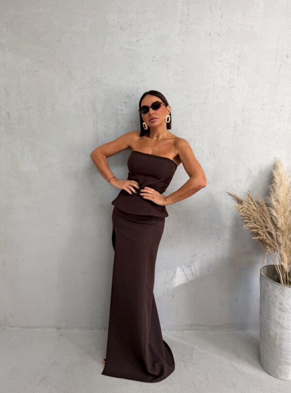 Duga braon suknja visokog struka sa dubokim šlicem sa strane