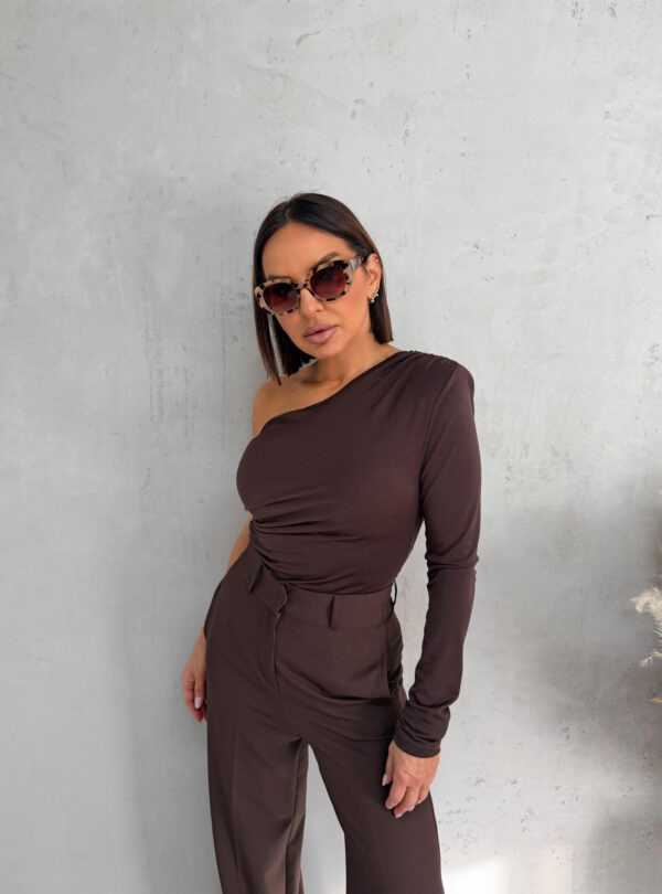 Asimetrična bluza braon boje sa jednim rukavom