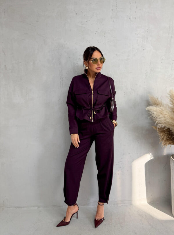 Tamno ljubičasti komplet jaknice i cigaret pantalona od tanjeg štofa