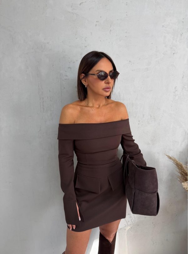 Mini braon elegantna haljina dugih rukava otkrivenih ramena sa lažnim džepovima