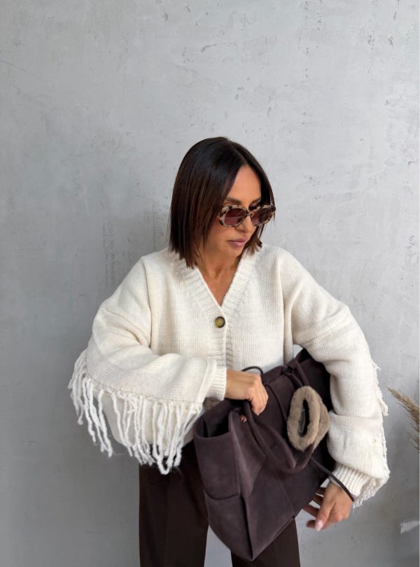 Beli džemper na kopčanje sa dekorativnim resama