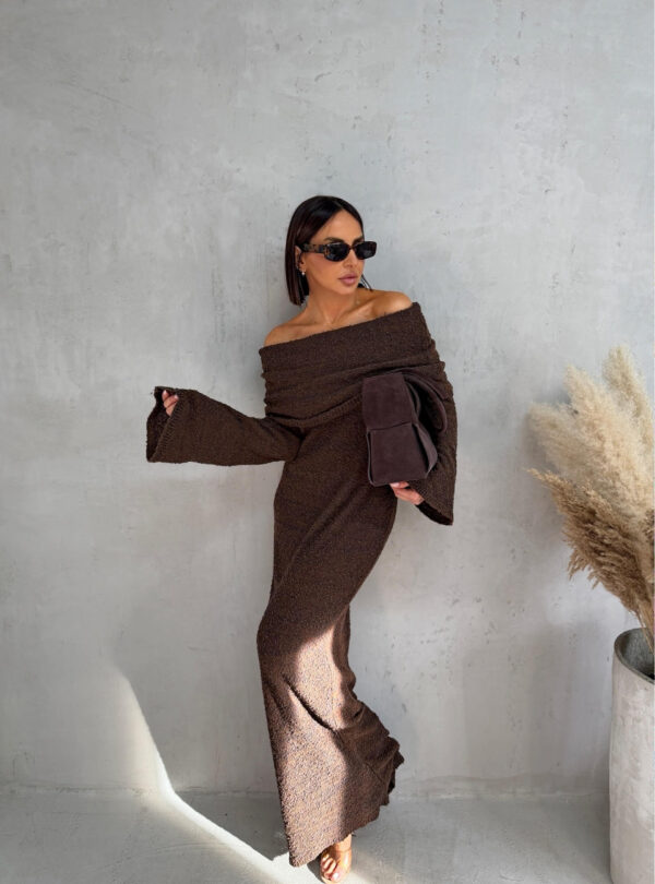 Maxi duga pletena braon haljina dugih zvonastih rukava i otkrivenih ramena