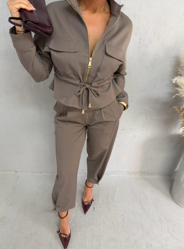 Zeleno sivi komplet jaknice i cigaret pantalona od tanjeg štofa