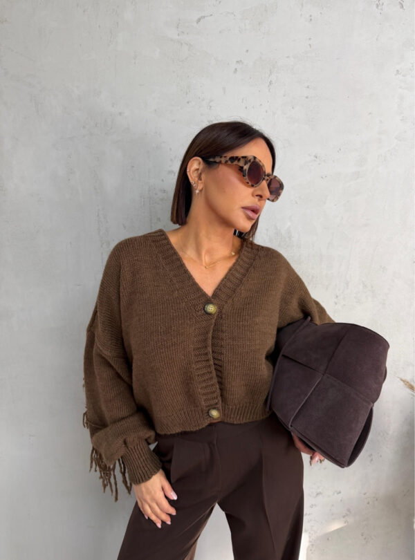 Braon džemper na kopčanje sa dekorativnim resama