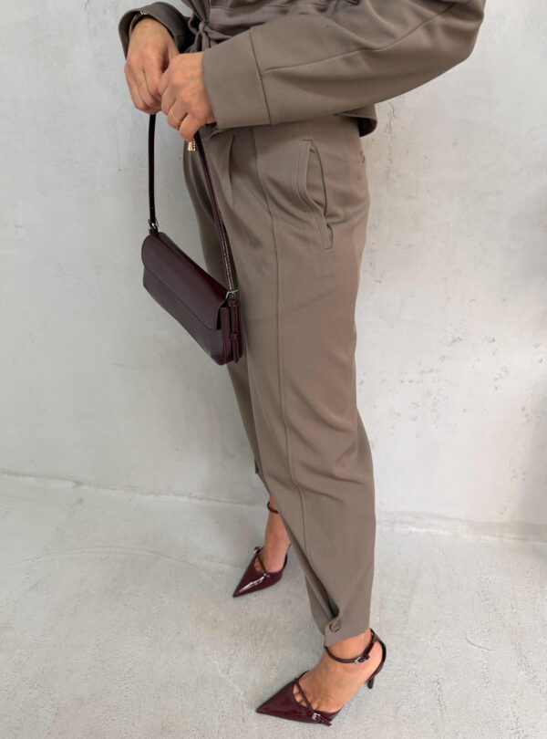 Zeleno sivi komplet jaknice i cigaret pantalona od tanjeg štofa