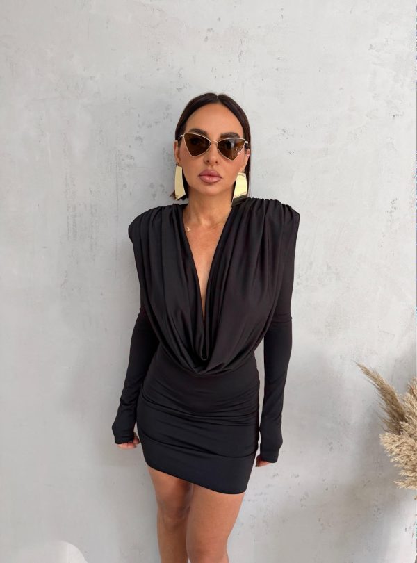 Mini crna elegantna haljina dugih rukava, naglašenih ramena i nabranog dekoltea