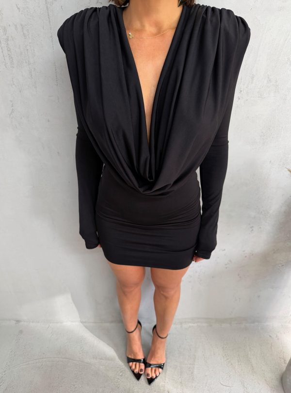 Mini crna elegantna haljina dugih rukava, naglašenih ramena i nabranog dekoltea