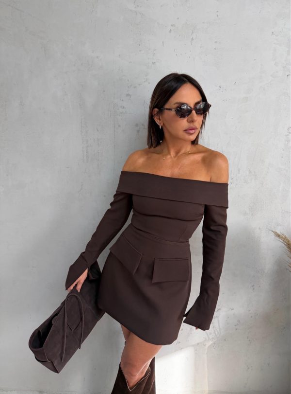 Mini braon elegantna haljina dugih rukava otkrivenih ramena sa lažnim džepovima