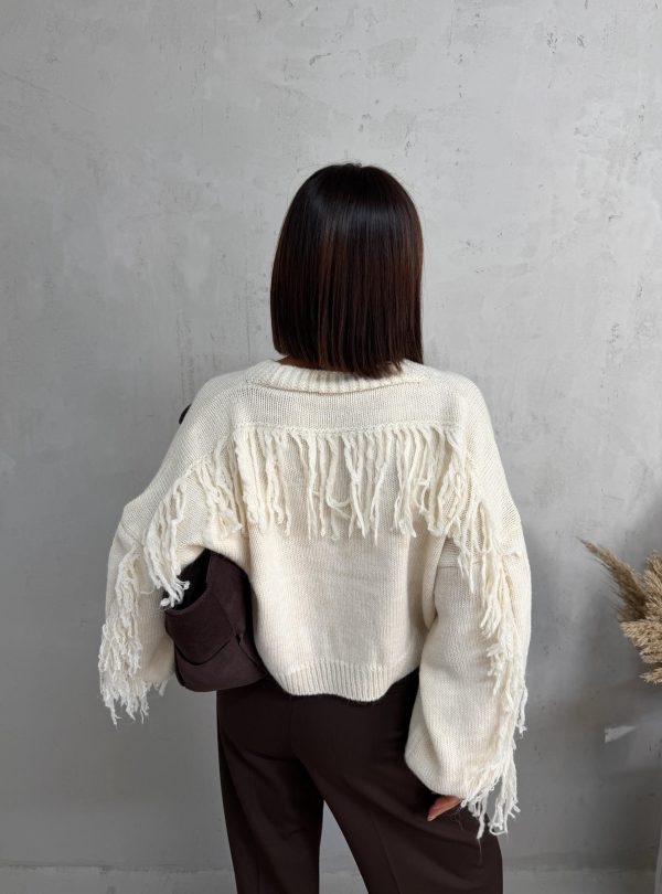Beli džemper na kopčanje sa dekorativnim resama