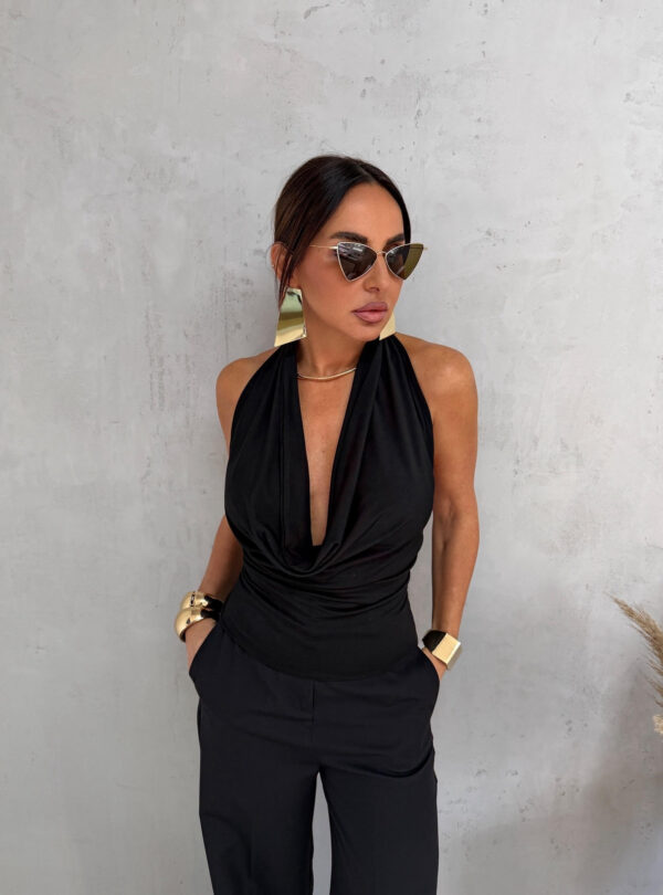 Crna nabrana bluza sa kopčanjem oko vrata i sa otvorenim leđima