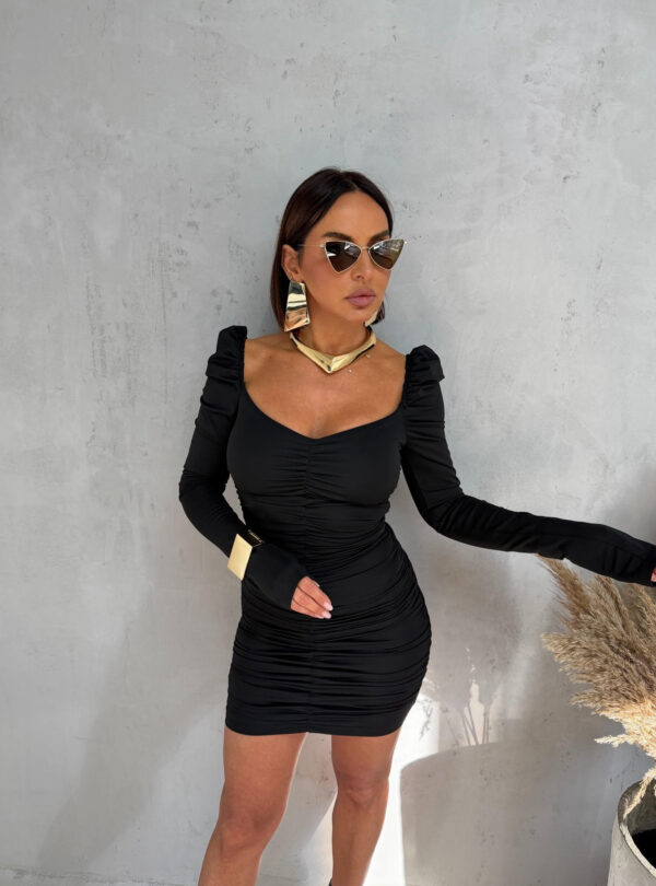 Mini crna elegantna nabrana haljina dugih rukava, naglašenih ramena i naglašenog dekoltea