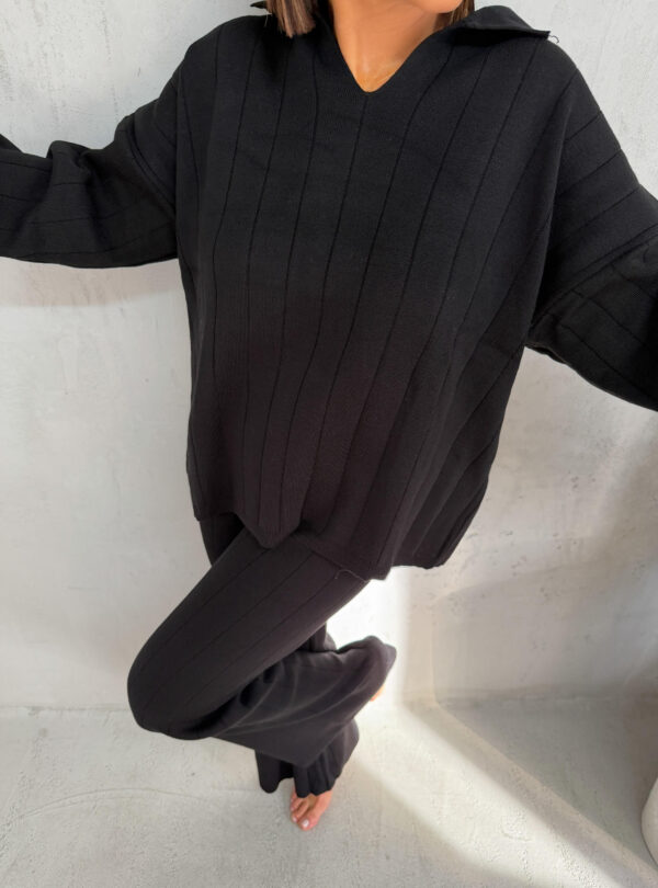 Prugasti crni komplet od trikotaže