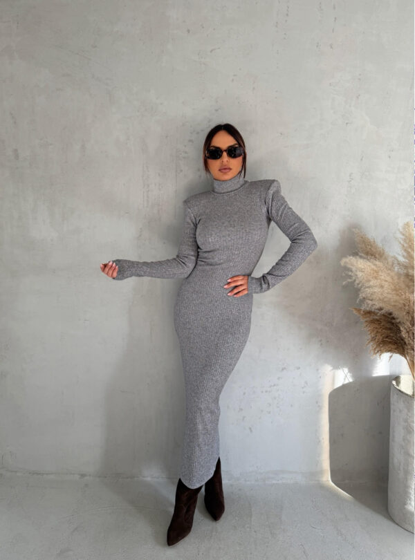 Siva midi rolka haljina od rebraste trikotaže dugih rukava sa naglašenim ramenima