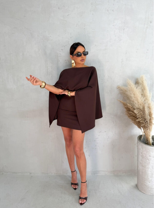 Mini braon elegantna haljina sa pončo ogrtačem i otvorenim leđima