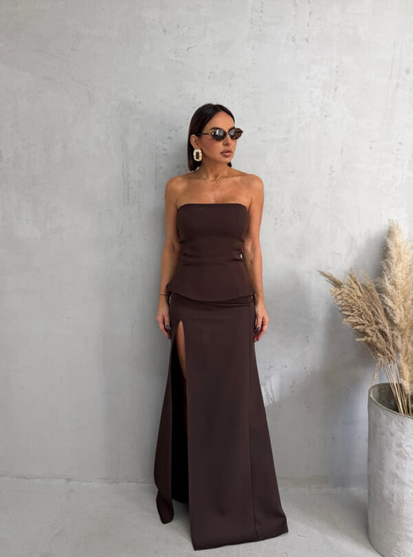 Duga braon suknja visokog struka sa dubokim šlicem sa strane