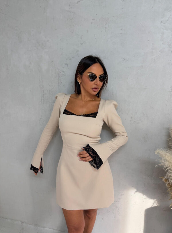 Mini bež haljina dugih blago rasečenih rukava sa čipkom kvadratnog dekoltea sa čipkom i istaknutih ramena