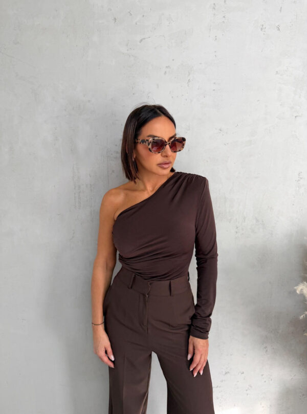 Asimetrična bluza braon boje sa jednim rukavom