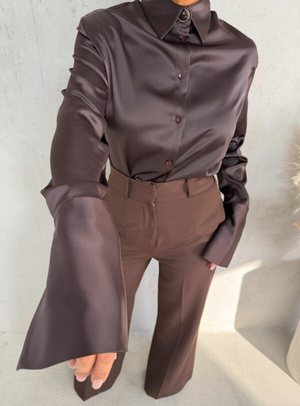Tamno braon basic košulja visokih manžetni istaknutih zlatnih dugmadi