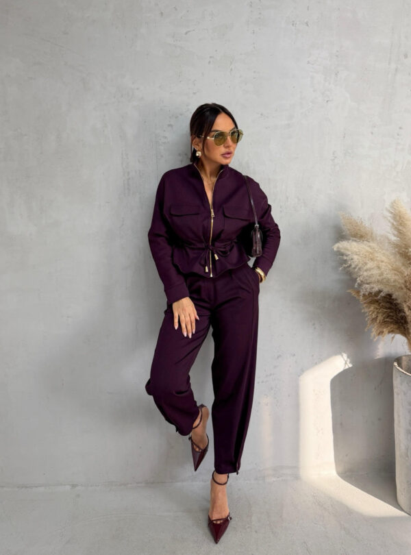 Tamno ljubičasti komplet jaknice i cigaret pantalona od tanjeg štofa