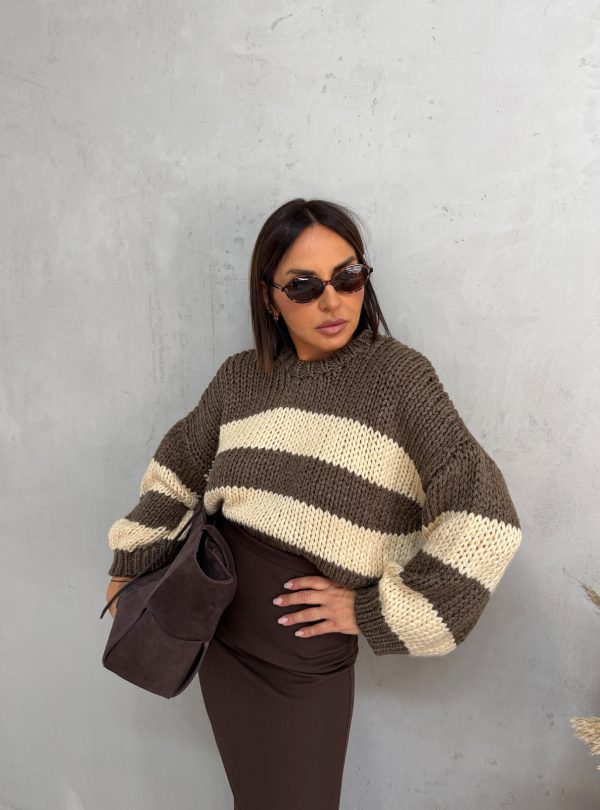 Puniji prugasti braon-bež džemper krupnog tkanja