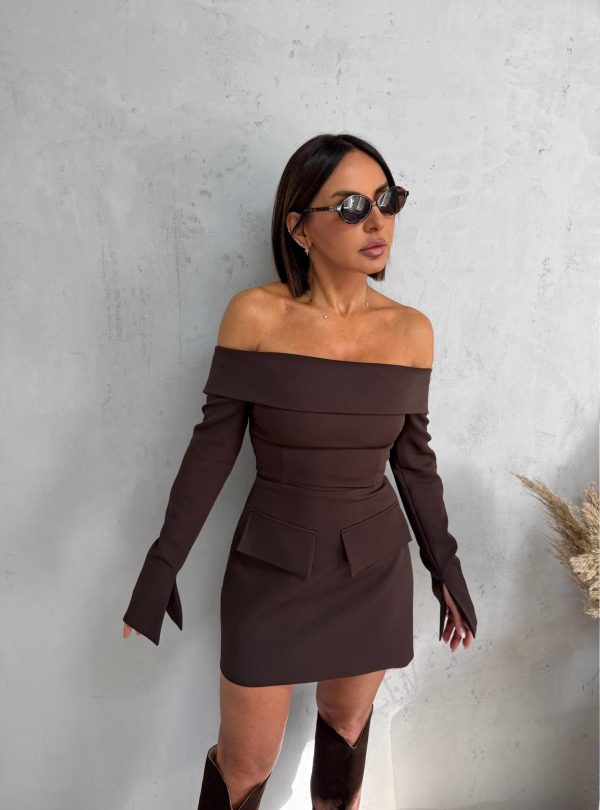 Mini braon elegantna haljina dugih rukava otkrivenih ramena sa lažnim džepovima