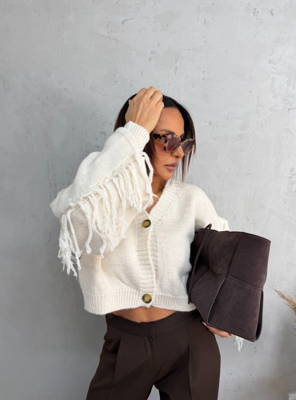 Beli džemper na kopčanje sa dekorativnim resama