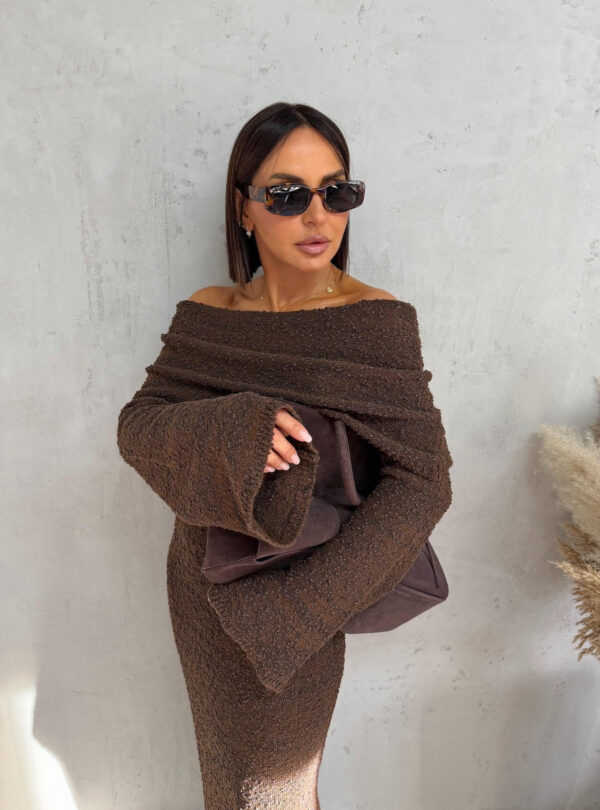 Maxi duga pletena braon haljina dugih zvonastih rukava i otkrivenih ramena