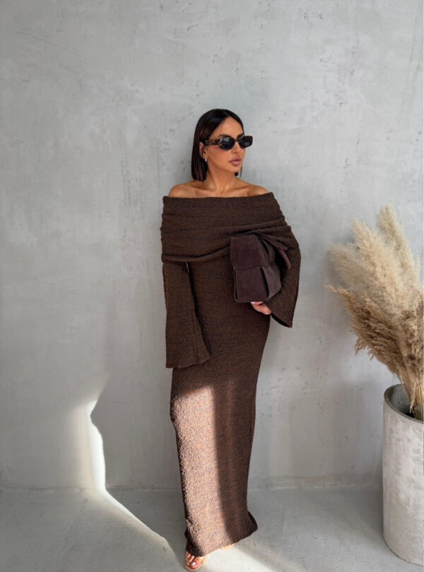 Maxi duga pletena braon haljina dugih zvonastih rukava i otkrivenih ramena