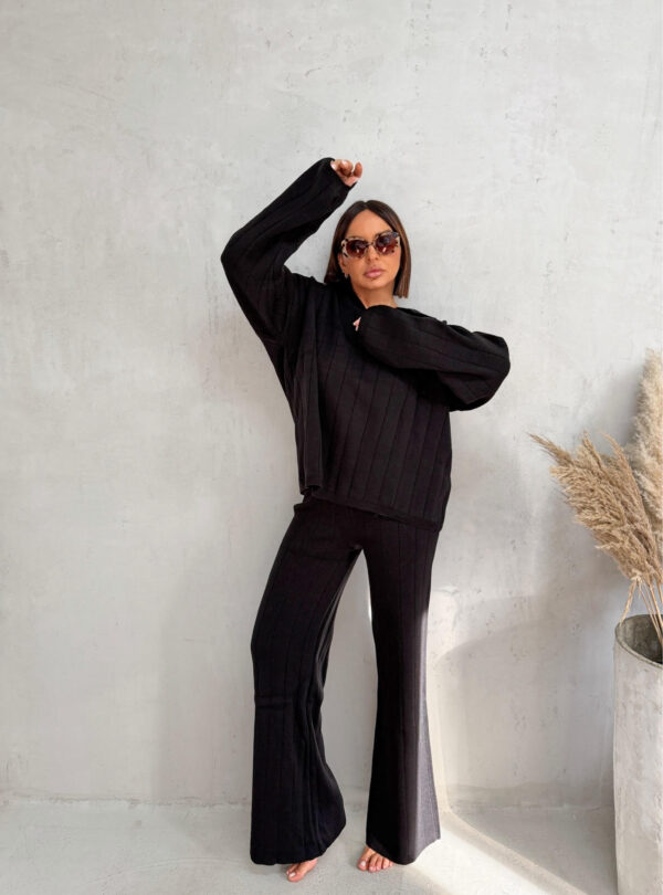 Prugasti crni komplet od trikotaže