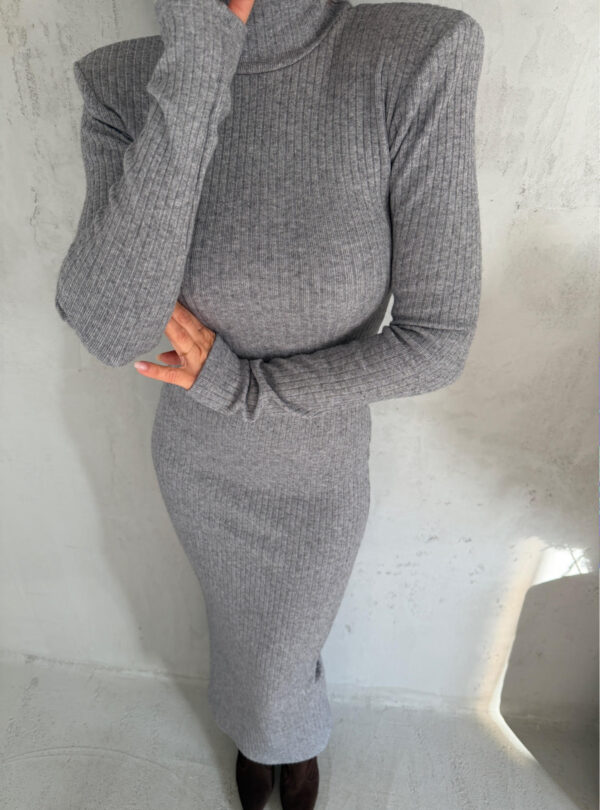 Siva midi rolka haljina od rebraste trikotaže dugih rukava sa naglašenim ramenima