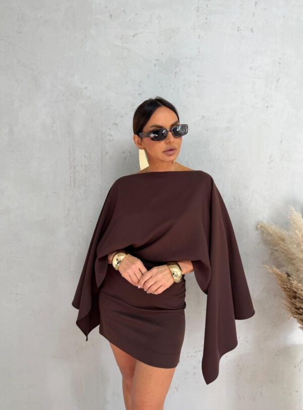 Mini braon elegantna haljina sa pončo ogrtačem i otvorenim leđima
