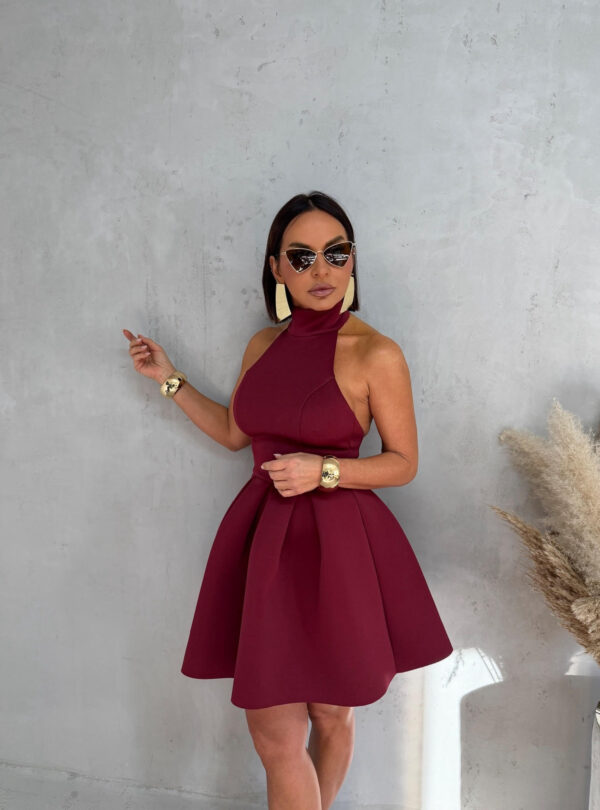 Mini bordo elegantna haljina A kroja od čvrste skube sa rolka kragnom i otvorenim leđima