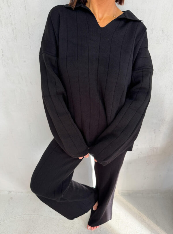 Prugasti crni komplet od trikotaže