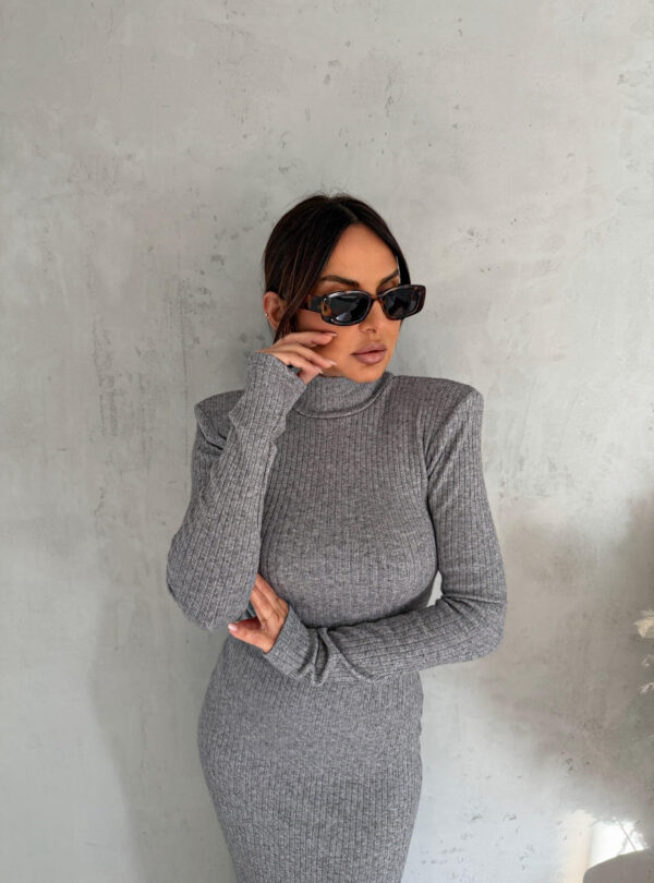 Siva midi rolka haljina od rebraste trikotaže dugih rukava sa naglašenim ramenima