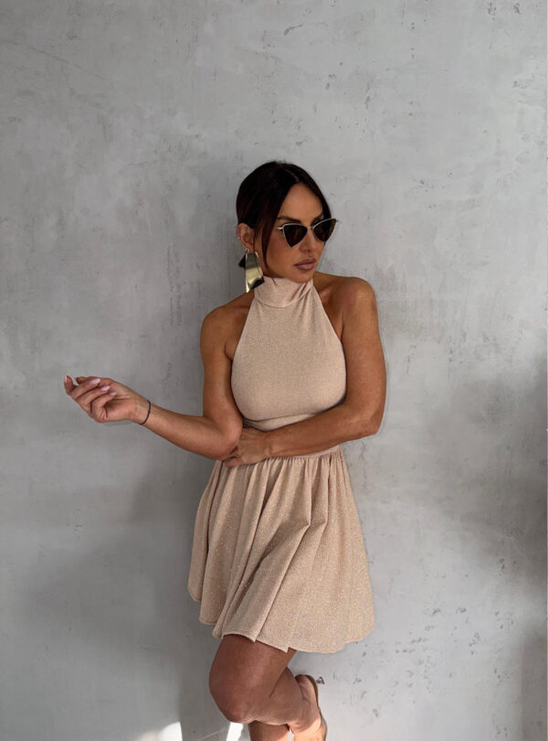 Mini svetlucava bež haljinica sa lepršavom suknjom i rolka kragnom