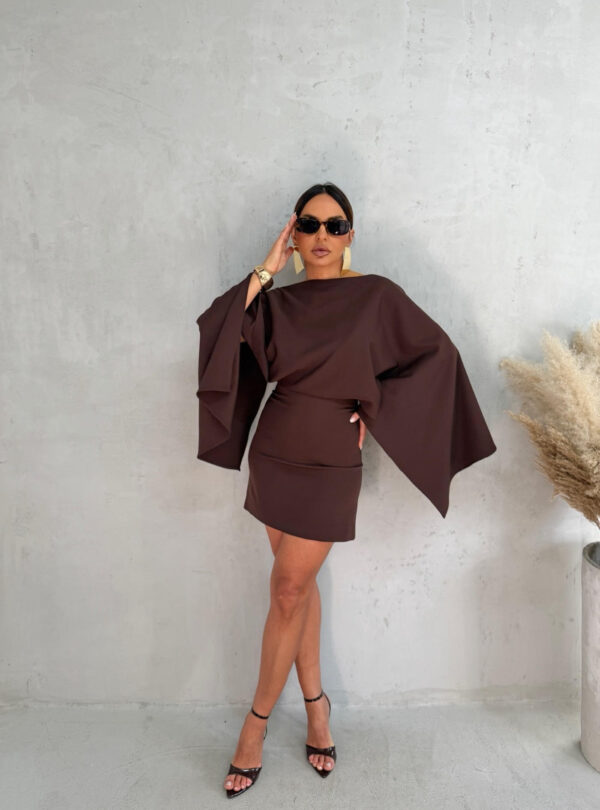 Mini braon elegantna haljina sa pončo ogrtačem i otvorenim leđima