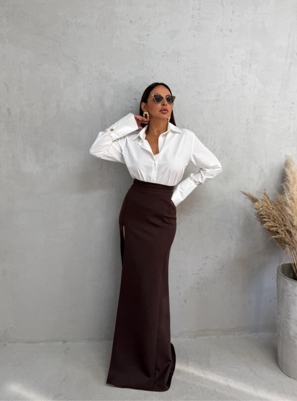 Duga braon suknja visokog struka sa dubokim šlicem sa strane