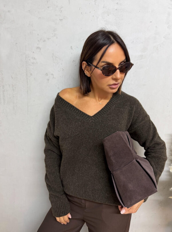 ZOE BROWN džemper V izreza