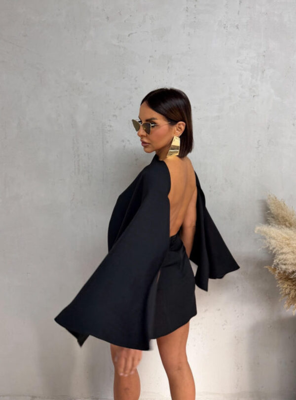 Mini crna elegantna haljina sa pončo ogrtačem i otvorenim leđima