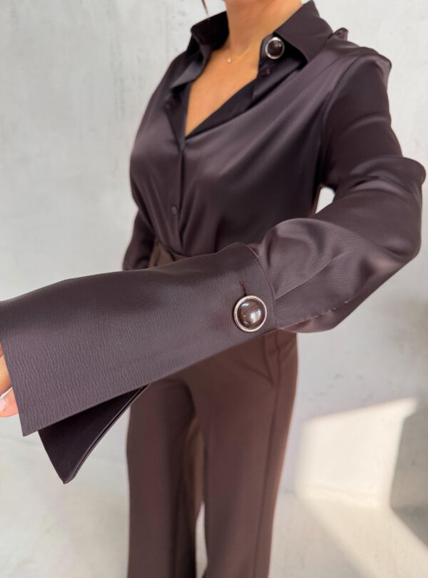 Tamno braon basic košulja visokih manžetni istaknutih zlatnih dugmadi