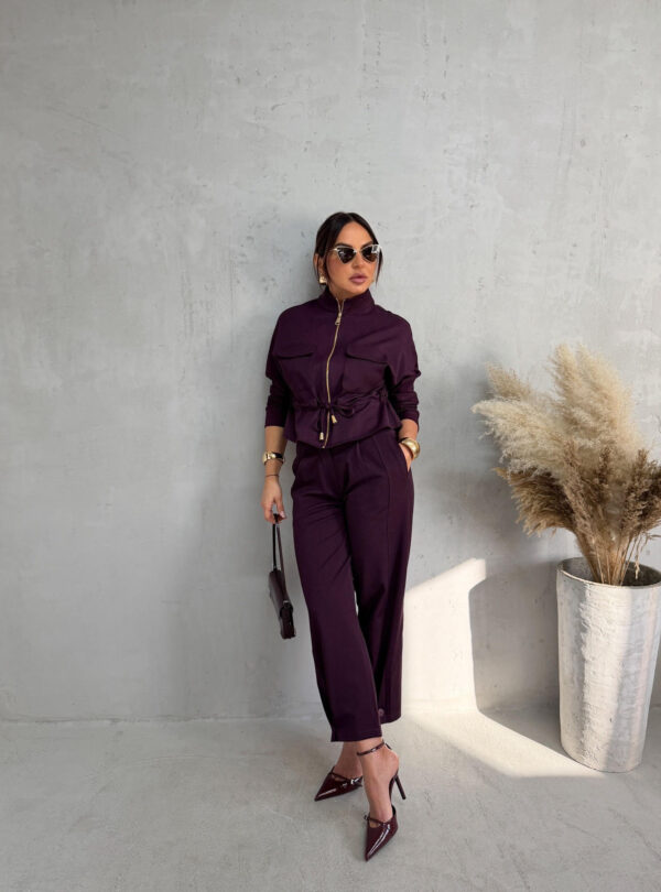 Tamno ljubičasti komplet jaknice i cigaret pantalona od tanjeg štofa