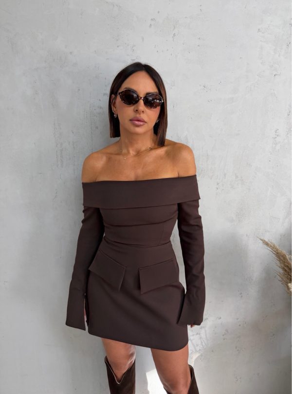 Mini braon elegantna haljina dugih rukava otkrivenih ramena sa lažnim džepovima