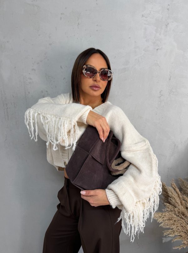 Beli džemper na kopčanje sa dekorativnim resama