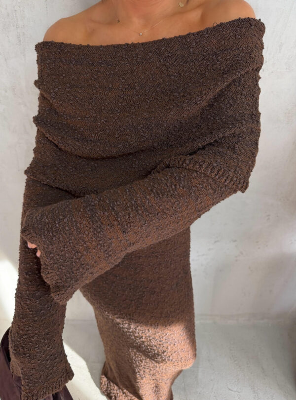 Maxi duga pletena braon haljina dugih zvonastih rukava i otkrivenih ramena