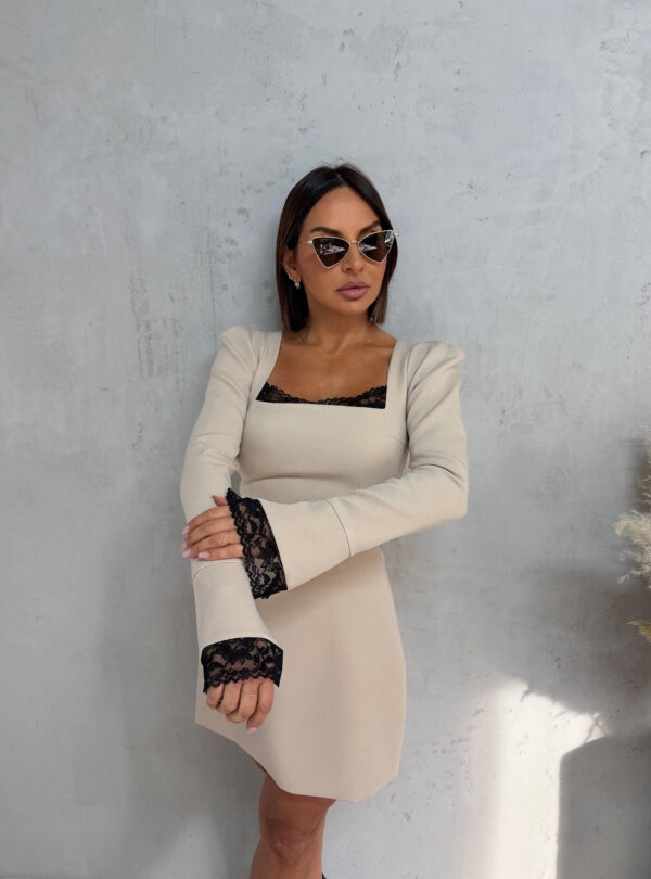 Mini bež haljina dugih blago rasečenih rukava sa čipkom kvadratnog dekoltea sa čipkom i istaknutih ramena