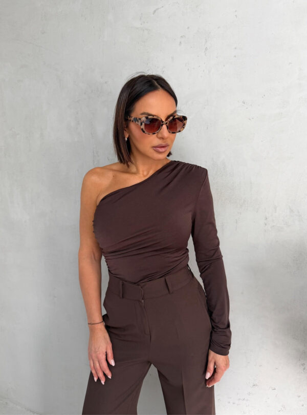 Asimetrična bluza braon boje sa jednim rukavom
