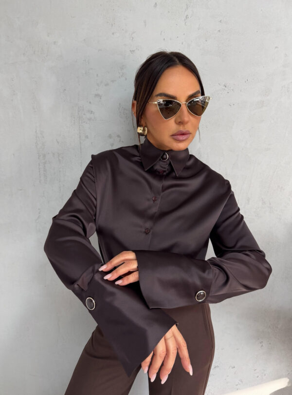 Tamno braon basic košulja visokih manžetni istaknutih zlatnih dugmadi