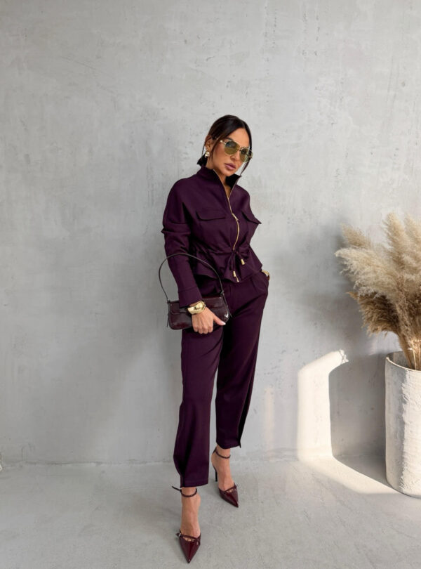 Tamno ljubičasti komplet jaknice i cigaret pantalona od tanjeg štofa