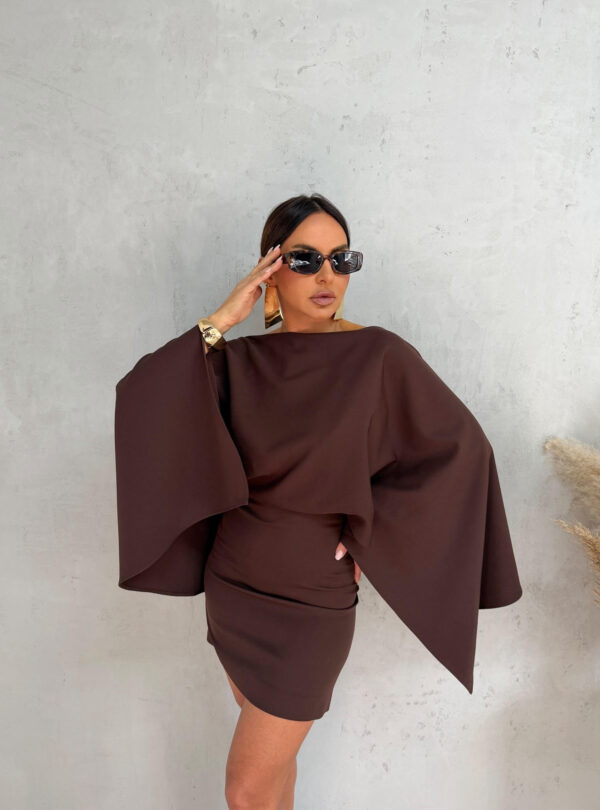 Mini braon elegantna haljina sa pončo ogrtačem i otvorenim leđima